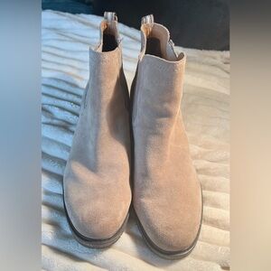 Elegant Tan Suede Ankle Boots *EUC*